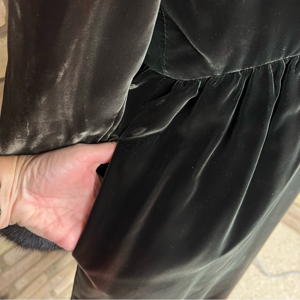 VINTAGE 1960's green brown velvet dress with fur trimmed cuffs - Picture 5 of 11